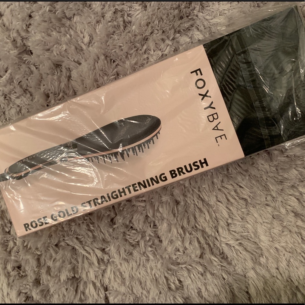 Brand New 🌟🌟FoxyBae Straightening Brush 🌟🌟